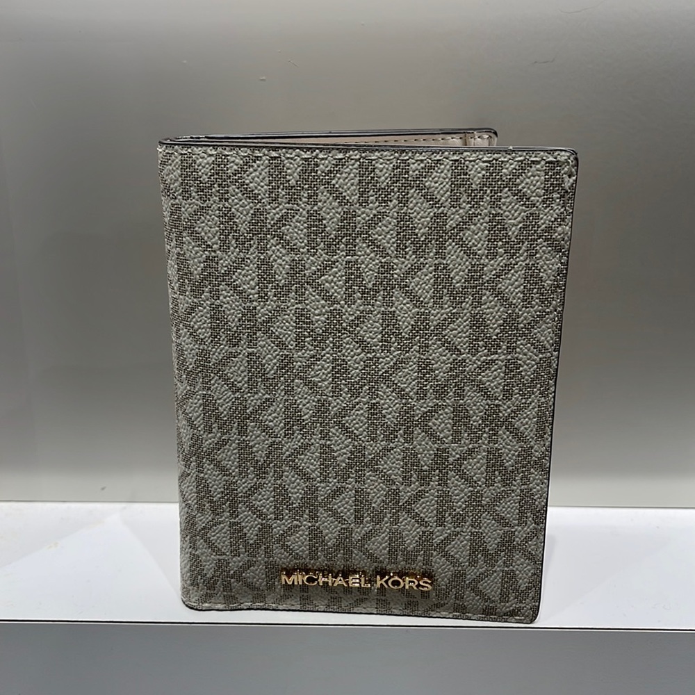 Michael Kors Jet Set Travel Passport Wallet
Light Cream Signature/Golden-NWT - Picture 6 of 16